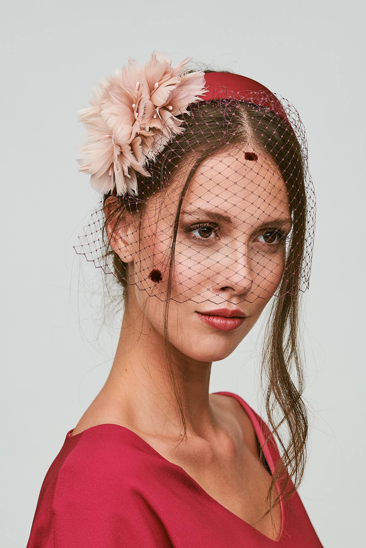 DIADEMA CON PLUMAS DE HORTENSIA NUDES Y GRANATES